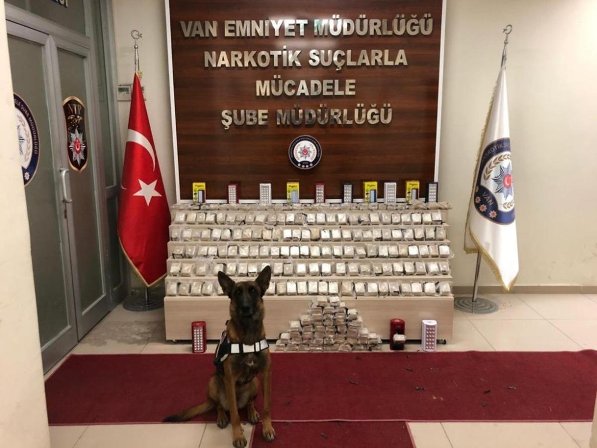 Van&rsquo;da 202 adet ışıldak bataryasının yuvasında zulalanmış 42 kilo eroin ele ge&ccedil;irildi