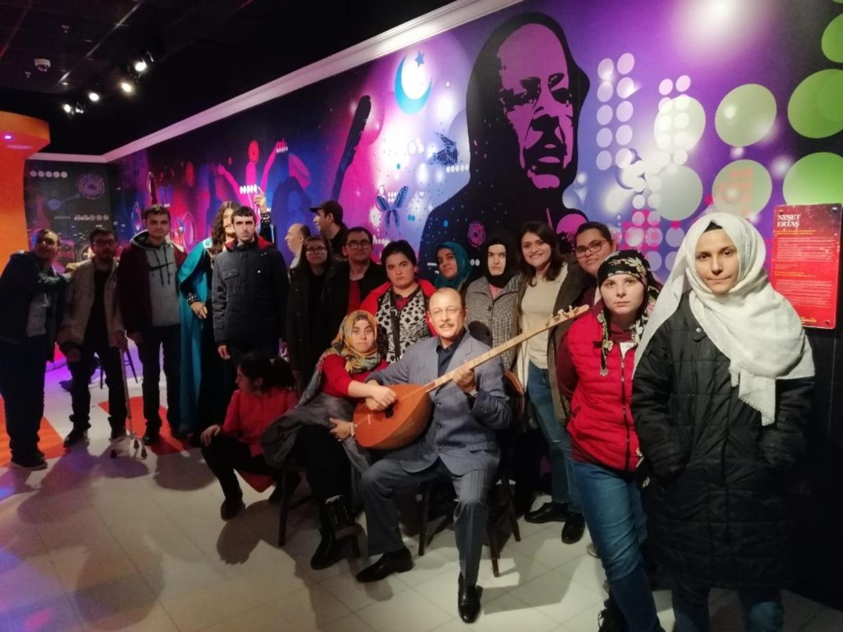 Engelliler Madame Tussauds M&uuml;zesi&rsquo;ni ziyaret etti