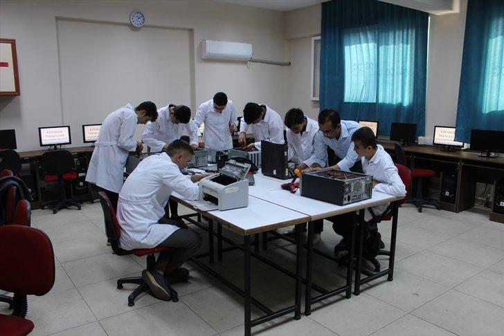 Hatay'da meslek lisesi öğrencileri köy köy dolaşıp bilgisayarları onarıyor G2