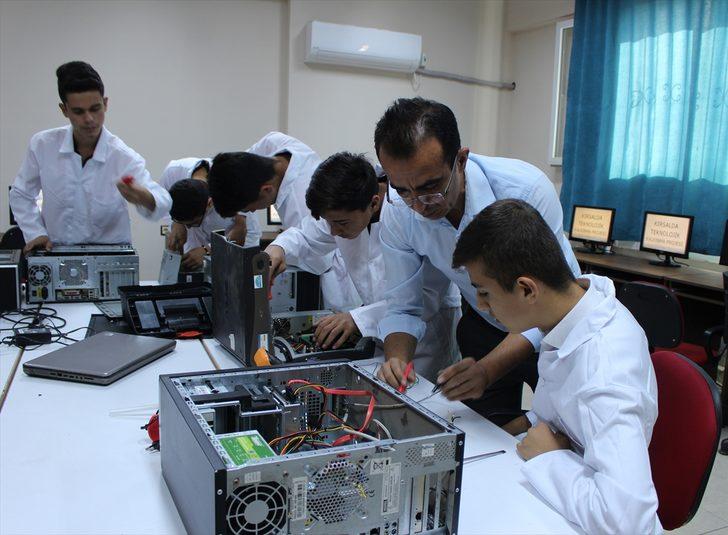 Hatay'da meslek lisesi öğrencileri köy köy dolaşıp bilgisayarları onarıyor G3