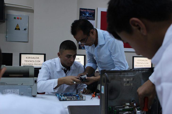 Hatay'da meslek lisesi öğrencileri köy köy dolaşıp bilgisayarları onarıyor G4