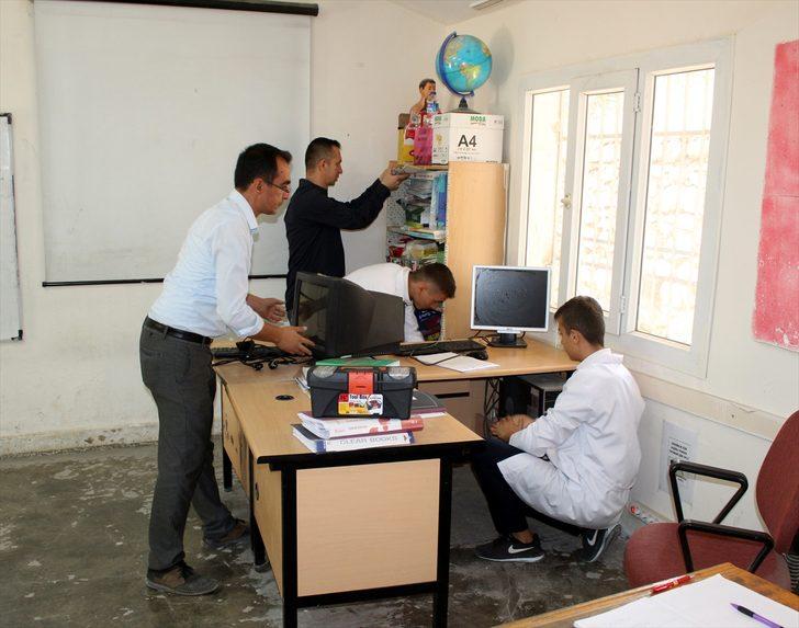 Hatay'da meslek lisesi öğrencileri köy köy dolaşıp bilgisayarları onarıyor G5