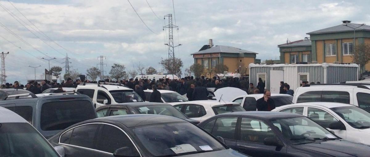 Van&rsquo;da oto pazarda silahlı kavga! &Ccedil;ok sayıda yaralı var