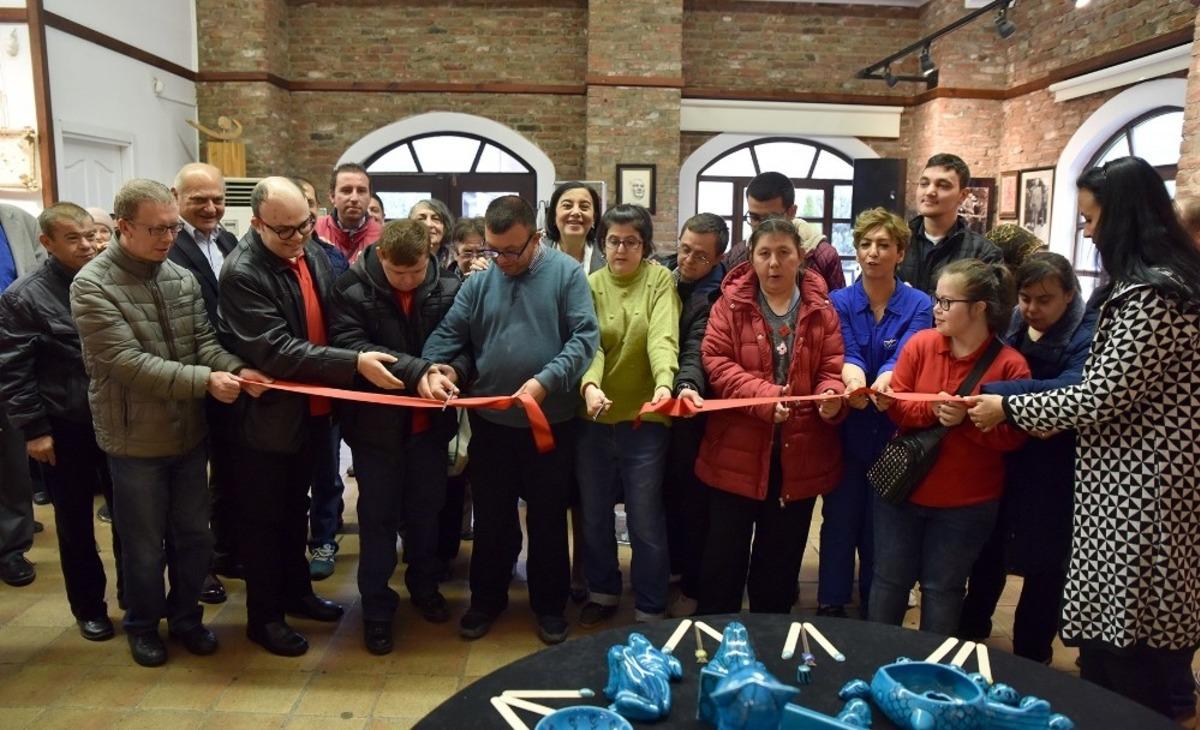 &Ouml;zel gereksinimli bireyler el emeği &uuml;r&uuml;nlerini &rsquo;Arayış&rsquo; sergisi ile beğeniye sundular