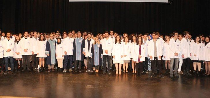 Tıp fakültesi birinci sınıf öğrencileri beyaz önlüklerini giydi G1