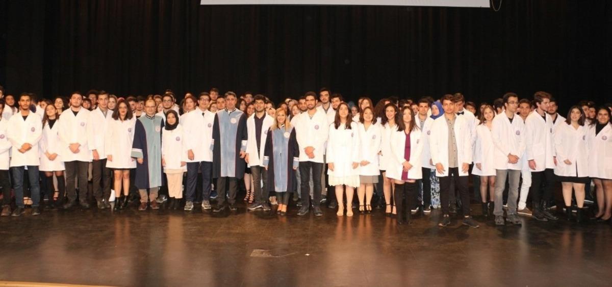 Tıp fak&uuml;ltesi birinci sınıf &ouml;ğrencileri beyaz &ouml;nl&uuml;klerini giydi