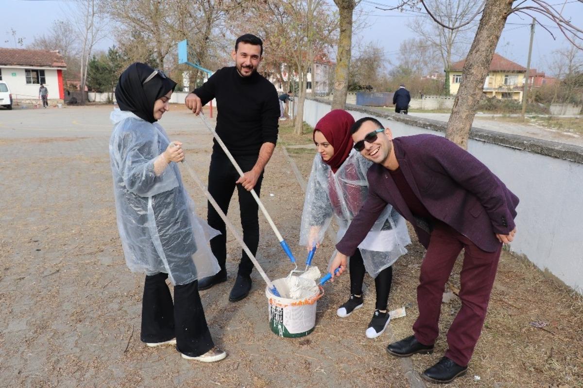 AK Gen&ccedil;ler okulun duvarlarını boyadı