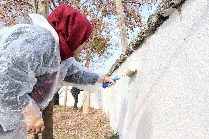 AK Gençler okulun duvarlarını boyadı G4