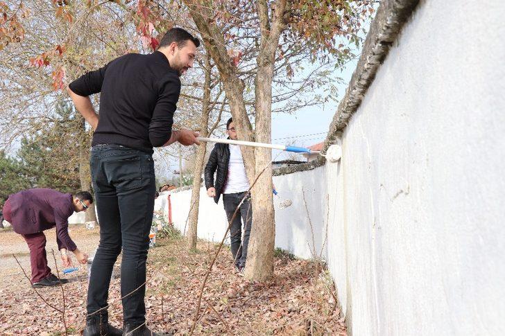 AK Gençler okulun duvarlarını boyadı G5