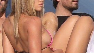 Pembe kadife bikinisiyle büyüledi