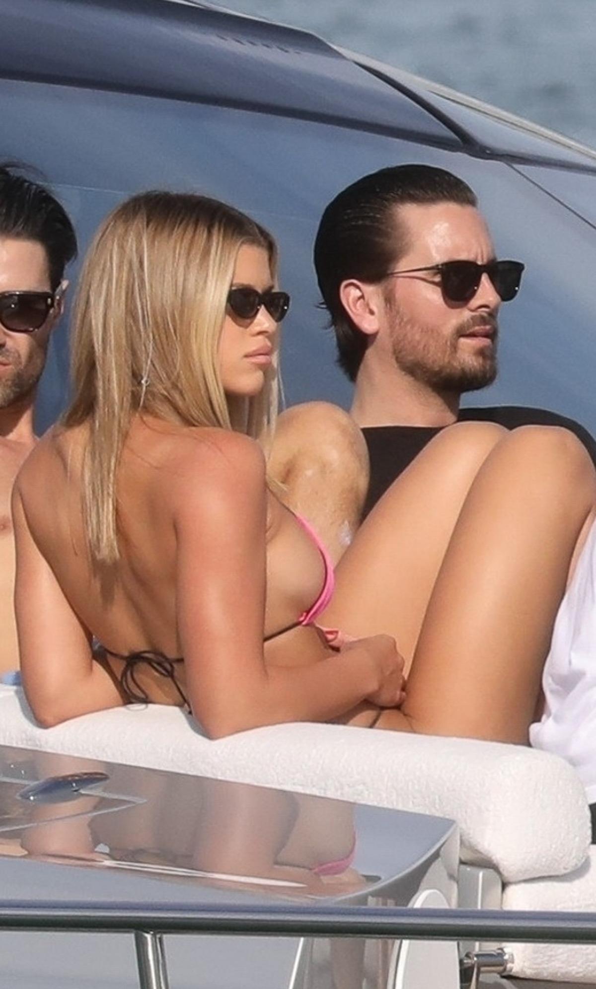 Pembe kadife bikinisiyle b&uuml;y&uuml;ledi