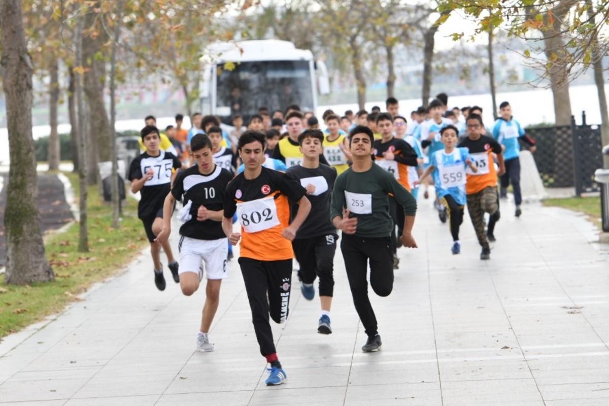 K&uuml;&ccedil;&uuml;k&ccedil;ekmece&rsquo;de gen&ccedil; atletler yarıştı