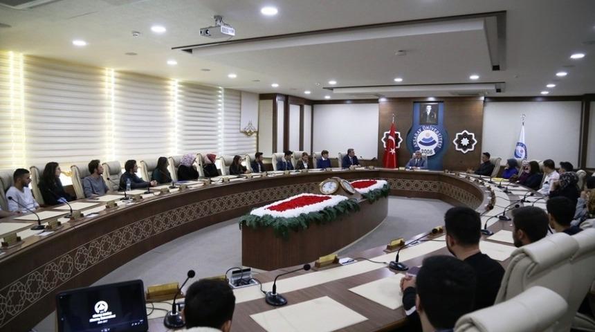 AS&Uuml; Rekt&ouml;r&uuml; Şahin: &ldquo;Derslerin dışında da bir hayatınız olsun&rdquo;