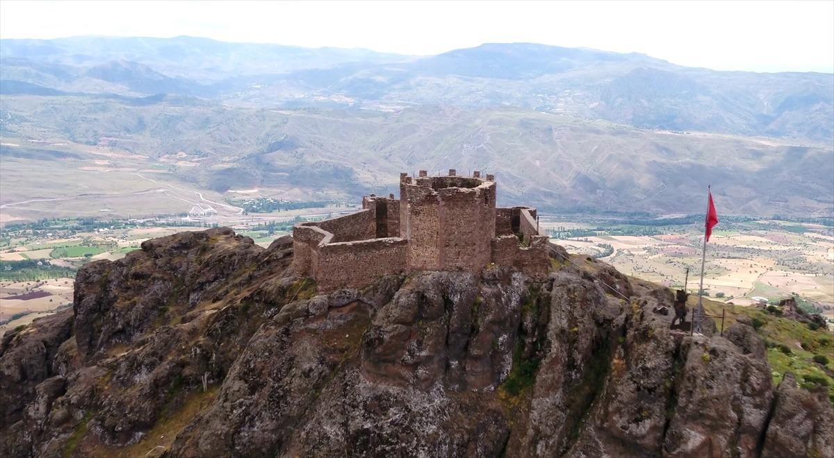 Şehir, liman ve vadilerin koruyucusu kaleler halen ayakta