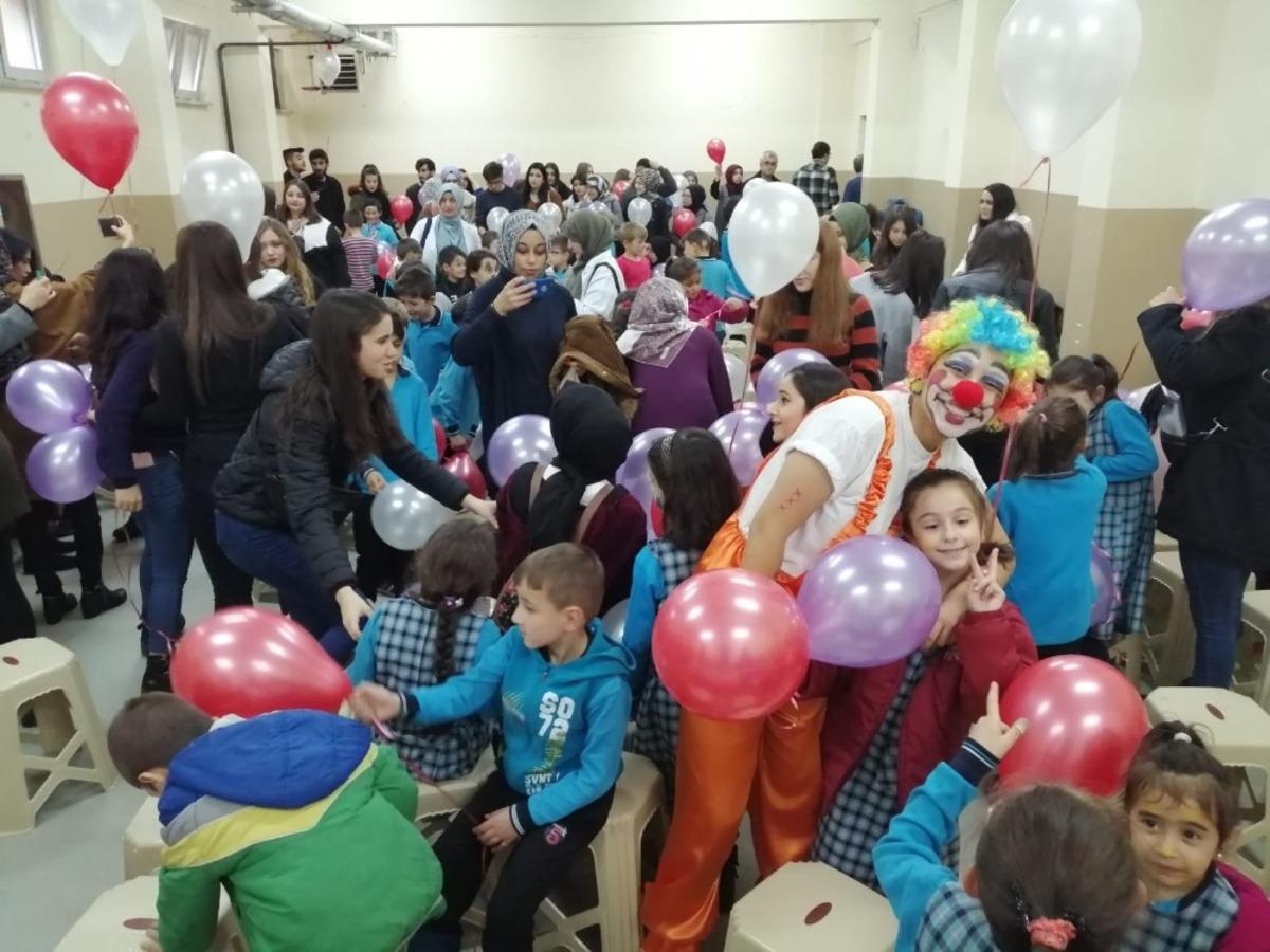 &Uuml;niversiteli gen&ccedil;ler minik &ouml;ğrencilerle buluştu