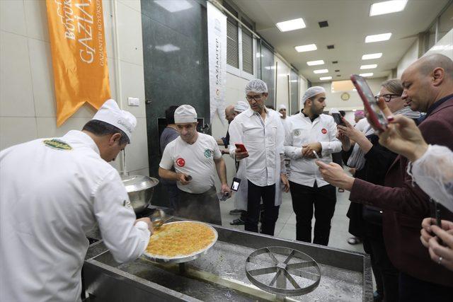 Dünyaca ünlü şefler Gaziantep'te baklava yaptı