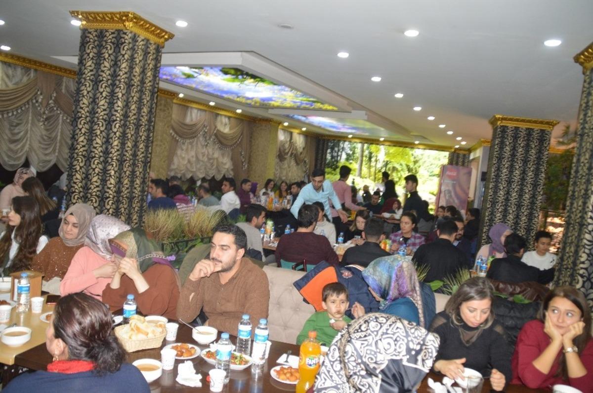 Eğitim Bir Sen Eleşkirt&rsquo;te  y&uuml;zlerce &ouml;ğretmenle yemekte bir araya geldi