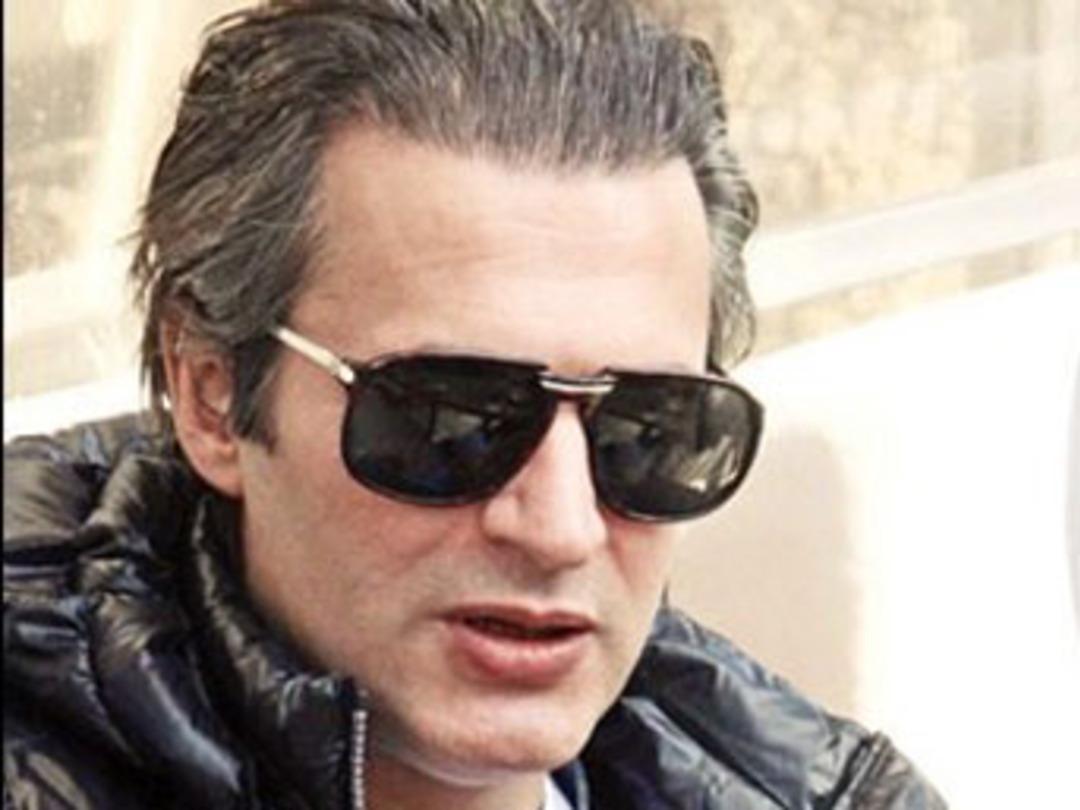 Sa&ccedil;larına beyaz d&uuml;şm&uuml;ş