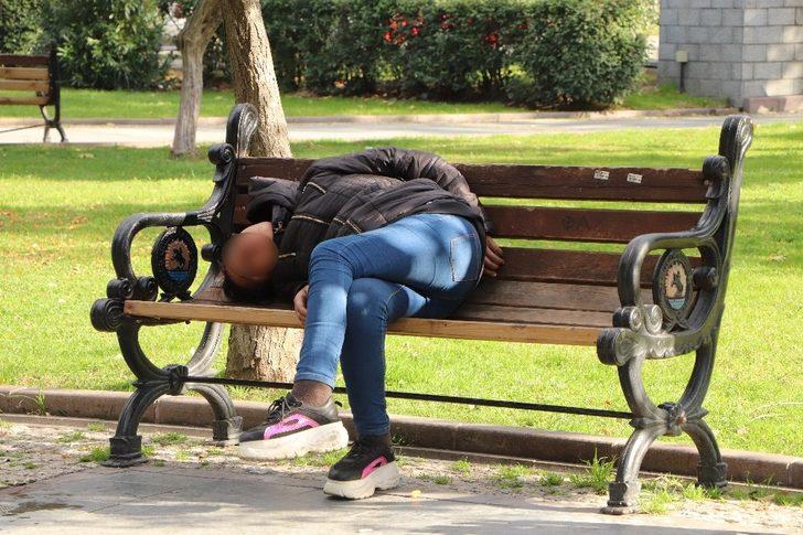 Uyuşturucu ve alkol alan genç kadın bankta sızıp kaldı G2