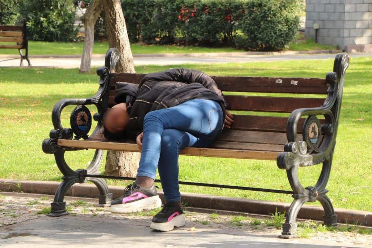 Uyuşturucu ve alkol alan gen&ccedil; kadın bankta sızıp kaldı