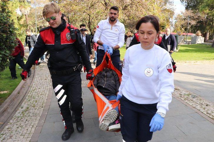 Uyuşturucu ve alkol alan genç kadın bankta sızıp kaldı G3