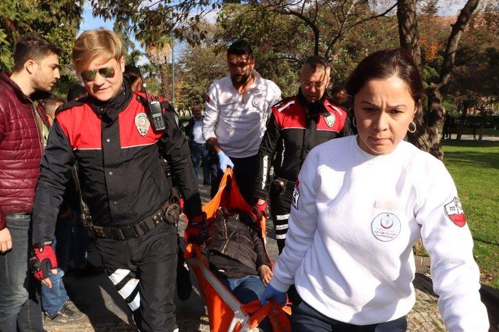 Uyuşturucu ve alkol alan genç kadın bankta sızıp kaldı G4