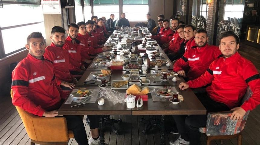 Bilecikspor zorlu ma&ccedil; &ouml;ncesi kahvaltıda buluştu