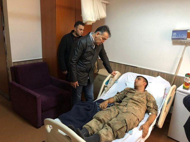 Valisi Çağatay, kaza geçiren askerleri hastanede ziyaret etti