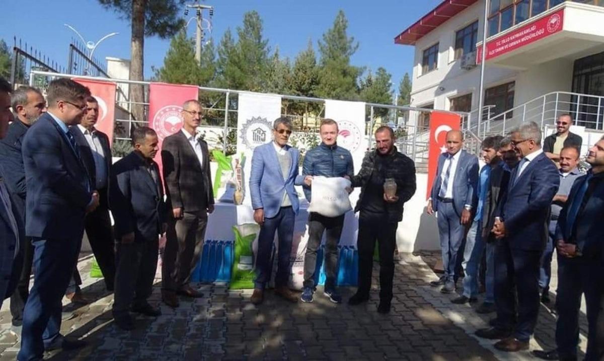Siirtli &ccedil;ift&ccedil;ilere yerli ve milli tohum dağıtıldı