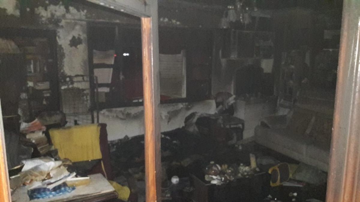 Yangında ev k&uuml;le oldu