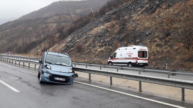 Erzincan'da hafif ticari aracın bariyerlere çarpması sonucu biri bebek 3 kişi yaralandı