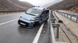 Erzincan'da hafif ticari aracın bariyerlere çarpması sonucu biri bebek 3 kişi yaralandı