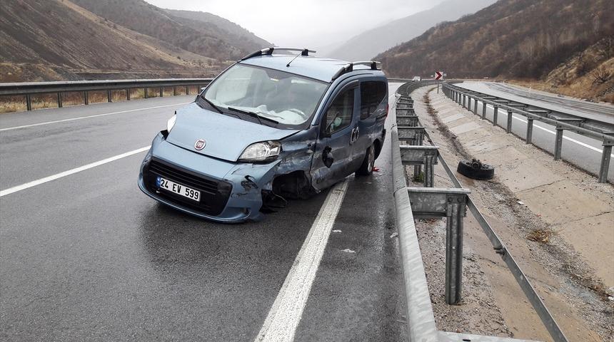 Erzincan'da hafif ticari aracın bariyerlere çarpması sonucu biri bebek 3 kişi yaralandı