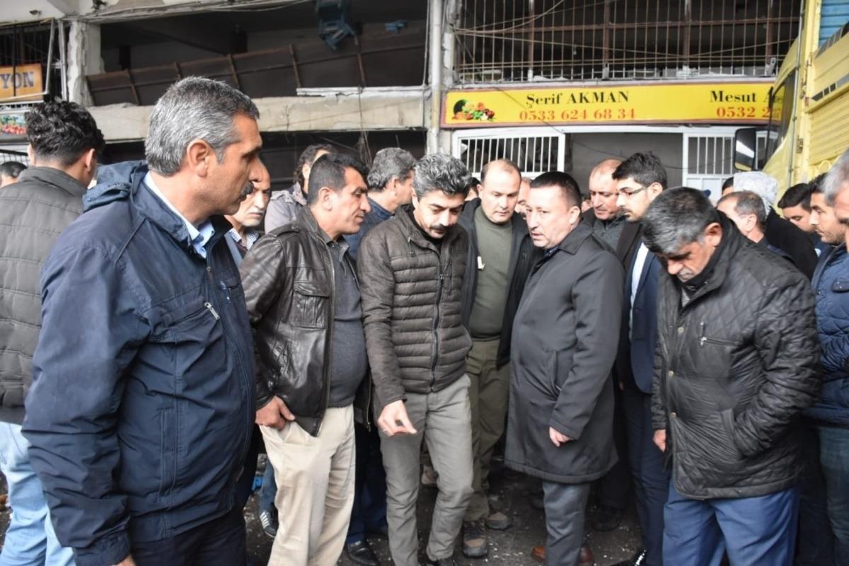 Başkan Beyoğlu patlama meydana gelen sebze ve meyve halinde incelemelerde bulundu