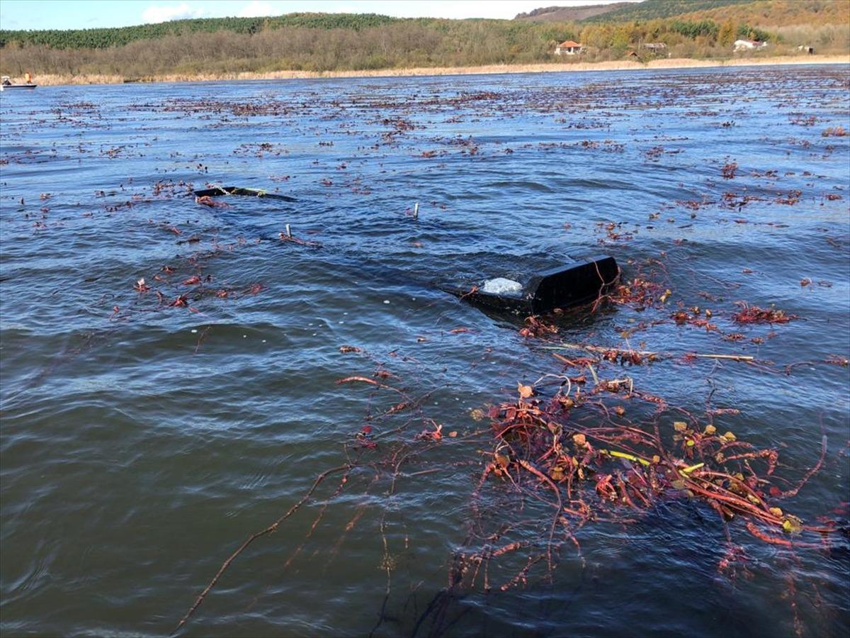 Sakarya'da g&ouml;lde kayığın devrilmesi sonucu iki gen&ccedil; kayboldu
