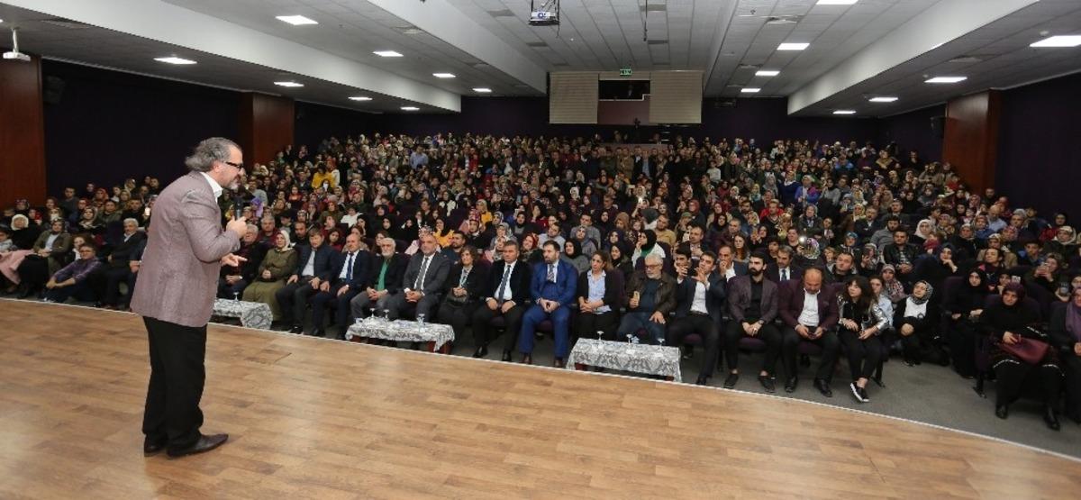 Canik&rsquo;ten &ldquo;Bilin&ccedil;li Aile, Duyarlı Gen&ccedil;lik&rdquo; konferansı