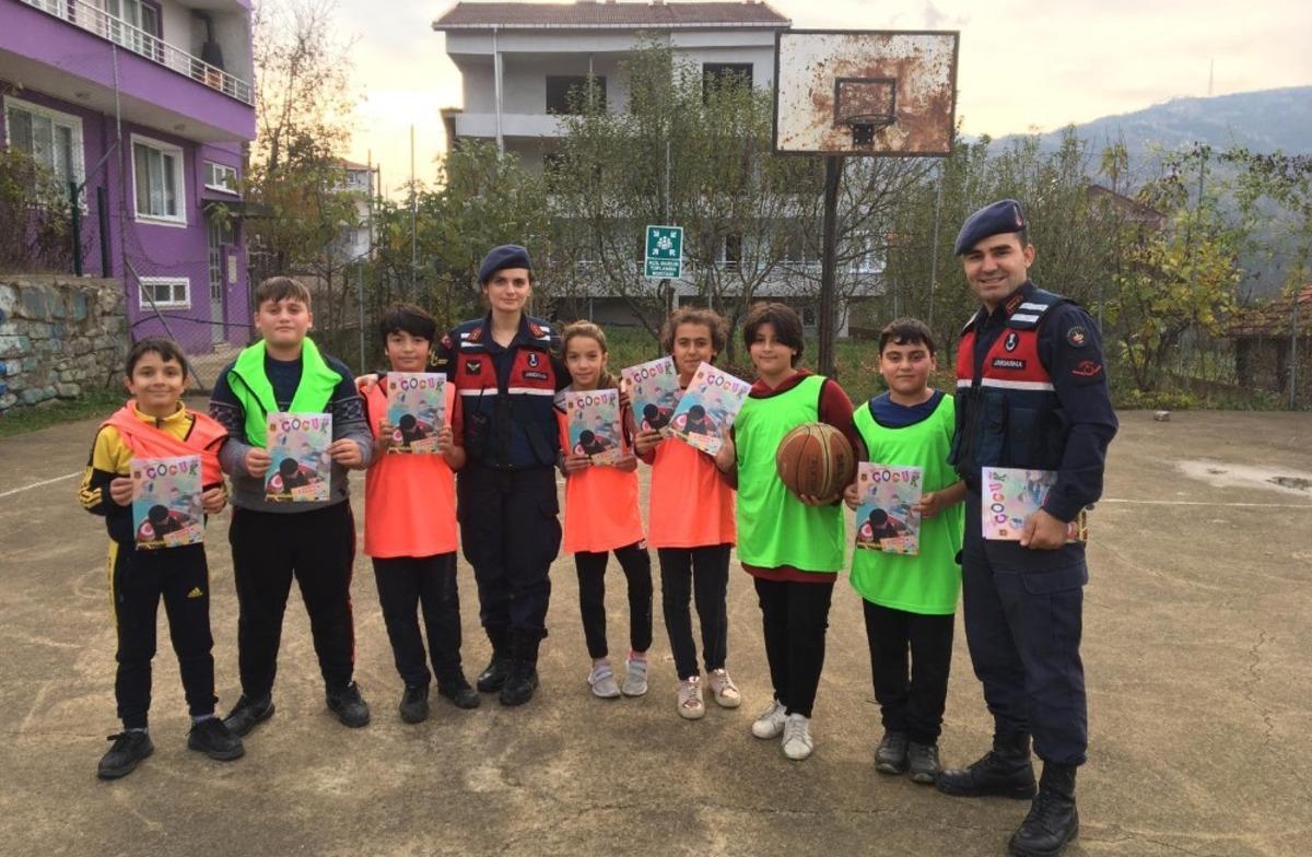 Ayancık Jandarmasından &ouml;ğrencilere &ccedil;ocuk dergisi