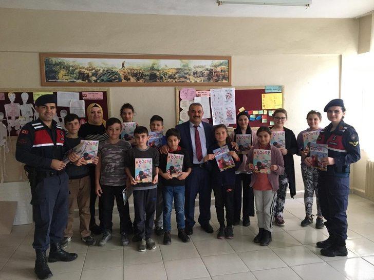 Ayancık Jandarmasından öğrencilere çocuk dergisi G3