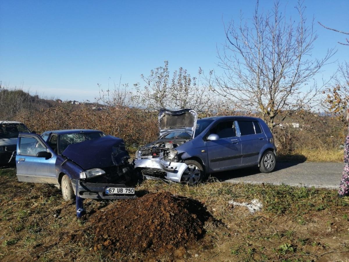 K&ouml;y yolunda iki ara&ccedil; kafa kafaya &ccedil;arpıştı: 4 yaralı
