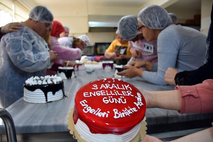 Engelli gençler pasta yapmak için tezgah başına geçti