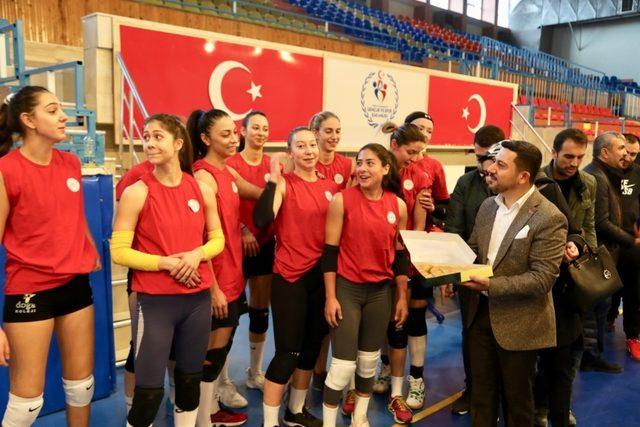 Başkan Arı’dan kadın voleybolculara baklava ikramı