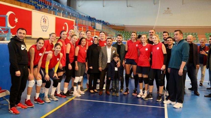 Başkan Arı&rsquo;dan kadın voleybolculara baklava ikramı