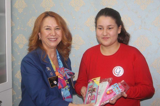 Silifke Rotary Kulübü atık pil toplayan öğrencileri ödüllendirdi