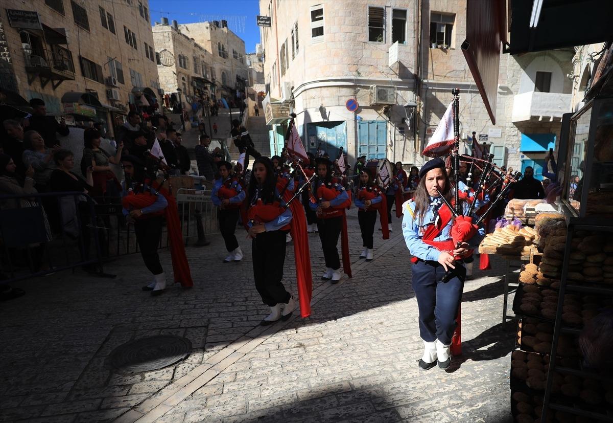 Filistin'de Hz. İsa'nın beşiğinin par&ccedil;asının gelişi kutlandı