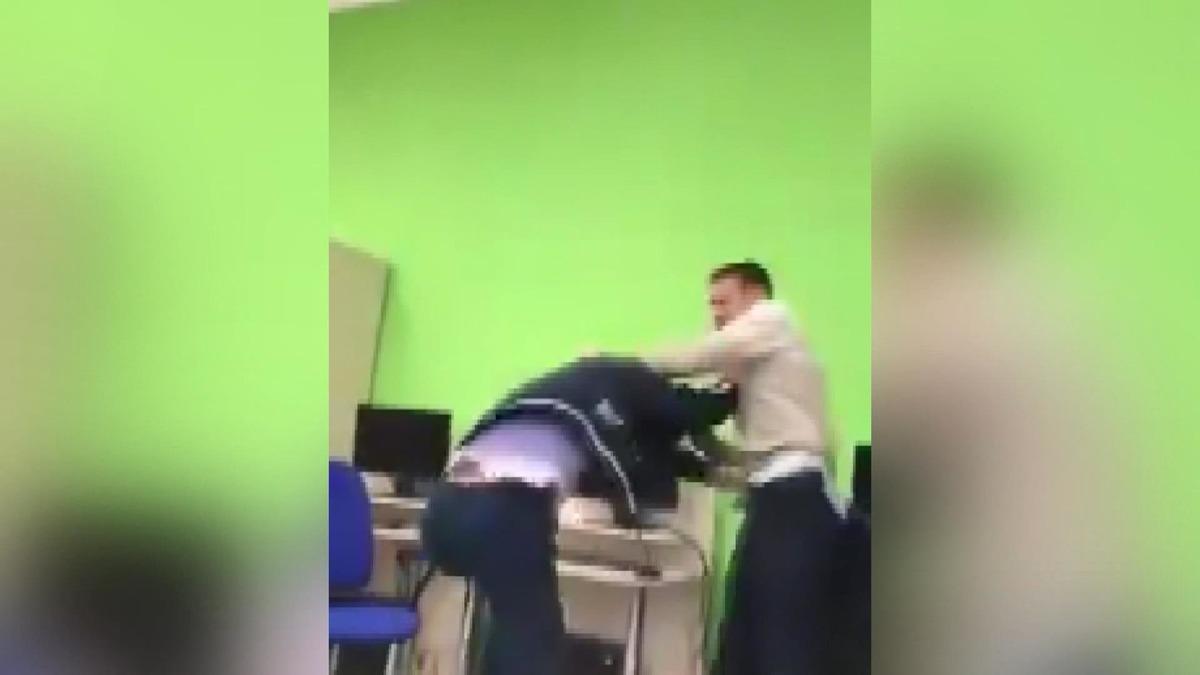 Rusya'da &ouml;ğretmen ile &ouml;ğrenci tekme- tokat kavga etti