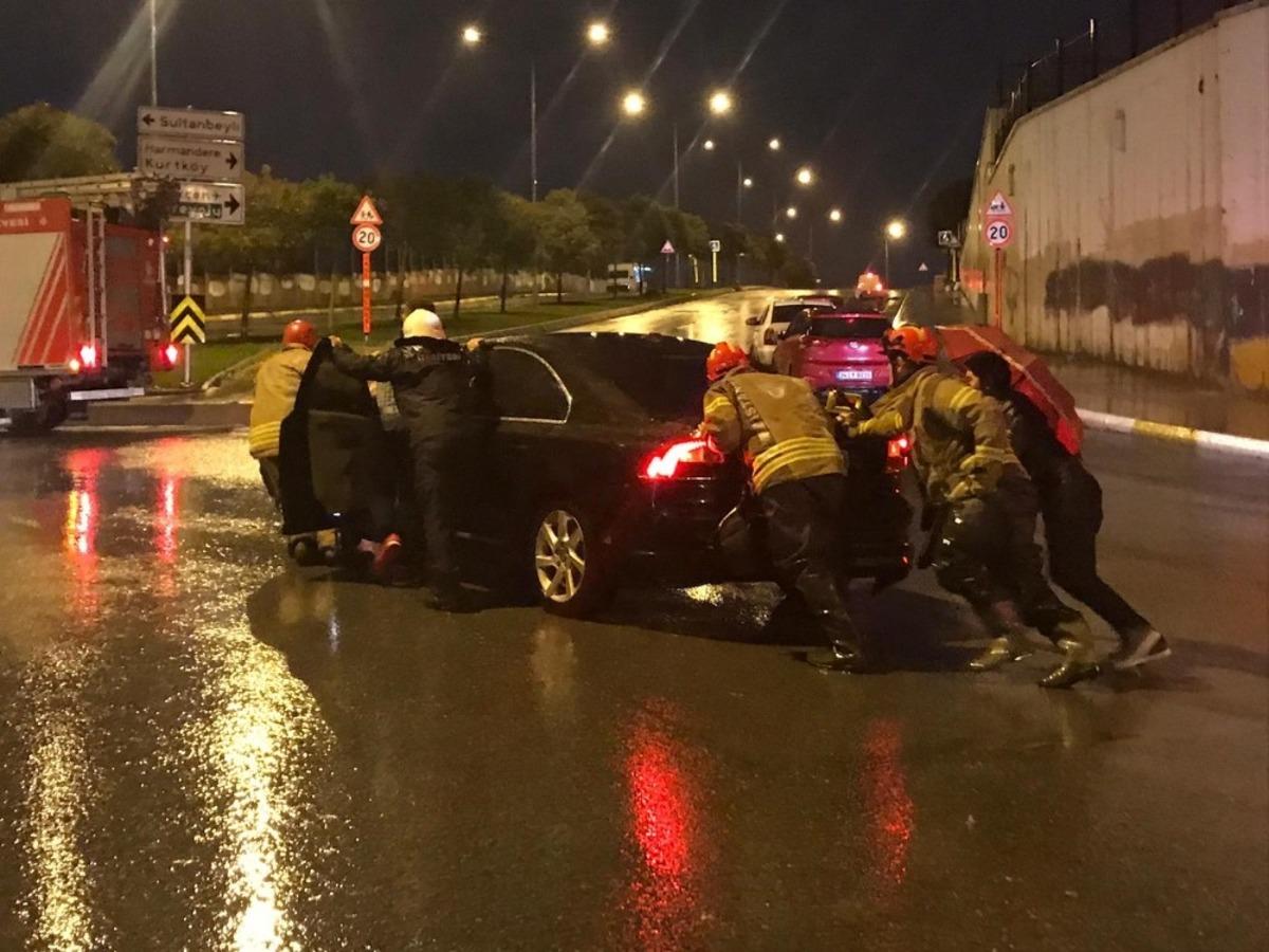 Beklenen sağanak yağış İstanbul'u vurdu! Sağanak sonrası yollar g&ouml;le d&ouml;nd&uuml; ara&ccedil;lar yolda mahsur kaldı