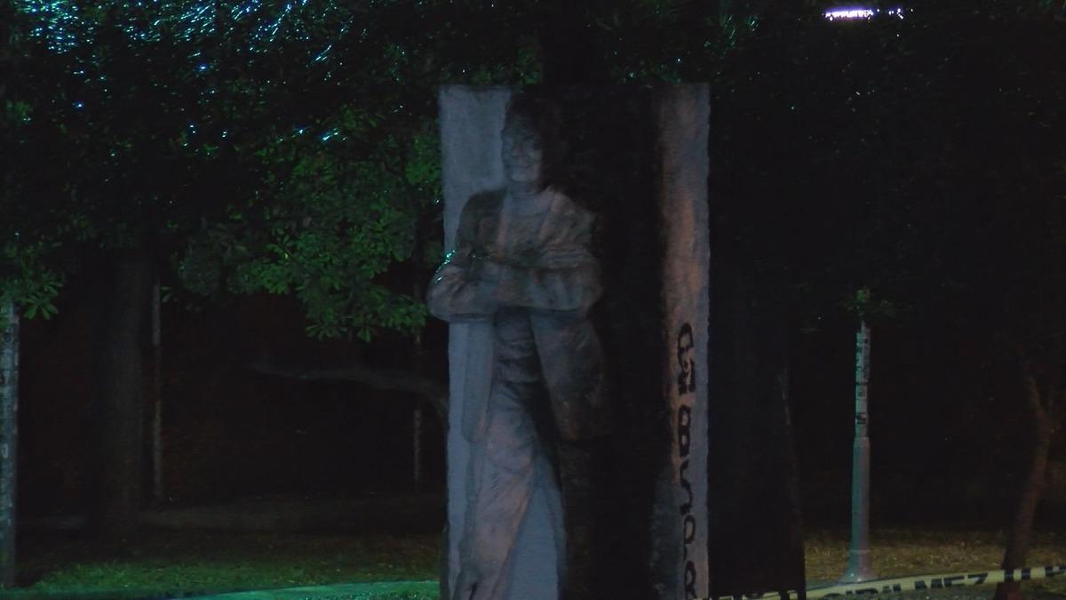 Isınmak i&ccedil;in ateş yakan 4 kişi Melih Cevdet Anday'ın heykelini yaktı