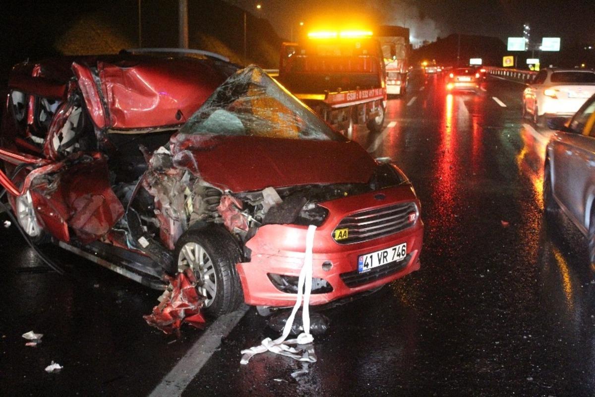 TEM Otoyolu&rsquo;nda korkun&ccedil; kaza! Otomobil bu hale geldi!