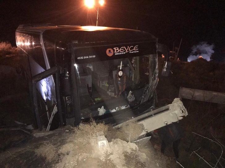 Bursaspor taraftarlarını taşıyan otobüs TIR'la çarpıştı! Çok sayıda yaralı var! G2