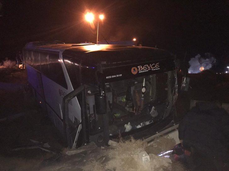 Bursaspor taraftarlarını taşıyan otobüs TIR'la çarpıştı! Çok sayıda yaralı var! G3